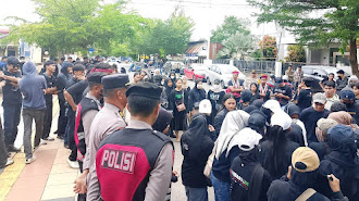 Ratusan Massa Mahasiswa dan Masyarakat Gelar Aksi Demo di Polres Palopo Ratusan Massa Mahasiswa dan Masyarakat Gelar Aksi Demo di Polres Palopo